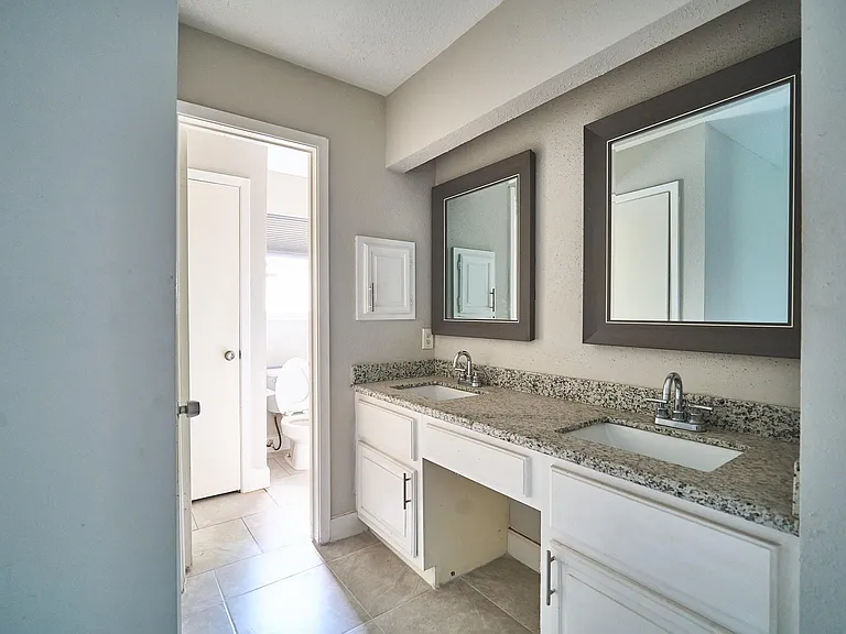 923 Kenforest Dr — Photo 17