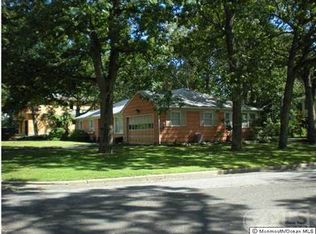 220 Magnolia Dr, Lakewood, NJ 08701