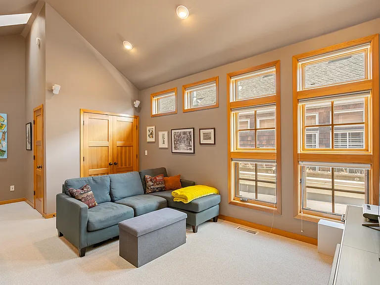2537 NW Upshur St — Photo 5