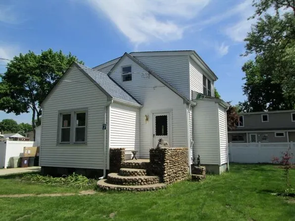 7 Lee St, Huntington, NY 11743