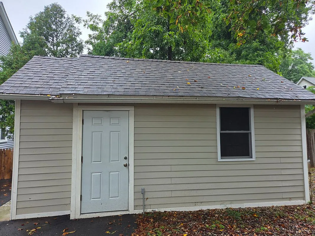 Studio, 1.0 bath, 200 sqft, $500 — Photo 3