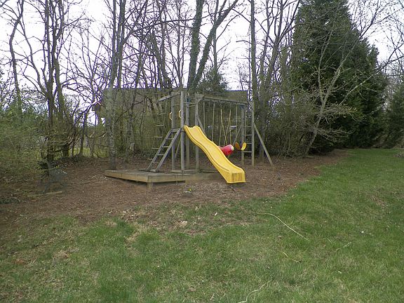 4th image of 105 Deer Trace Ln