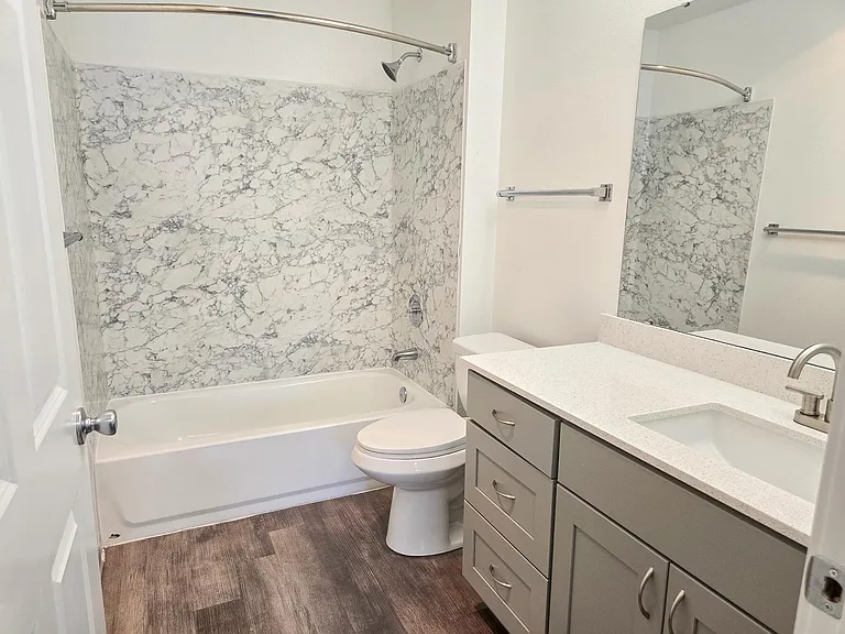 Bristol Square Apartments — Photo 10