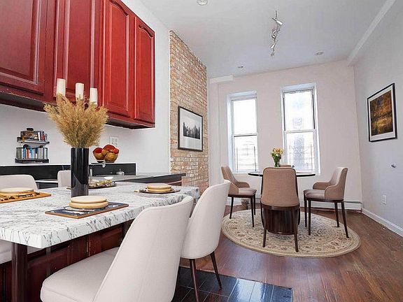 5th image of 516 Bainbridge St APT 1R