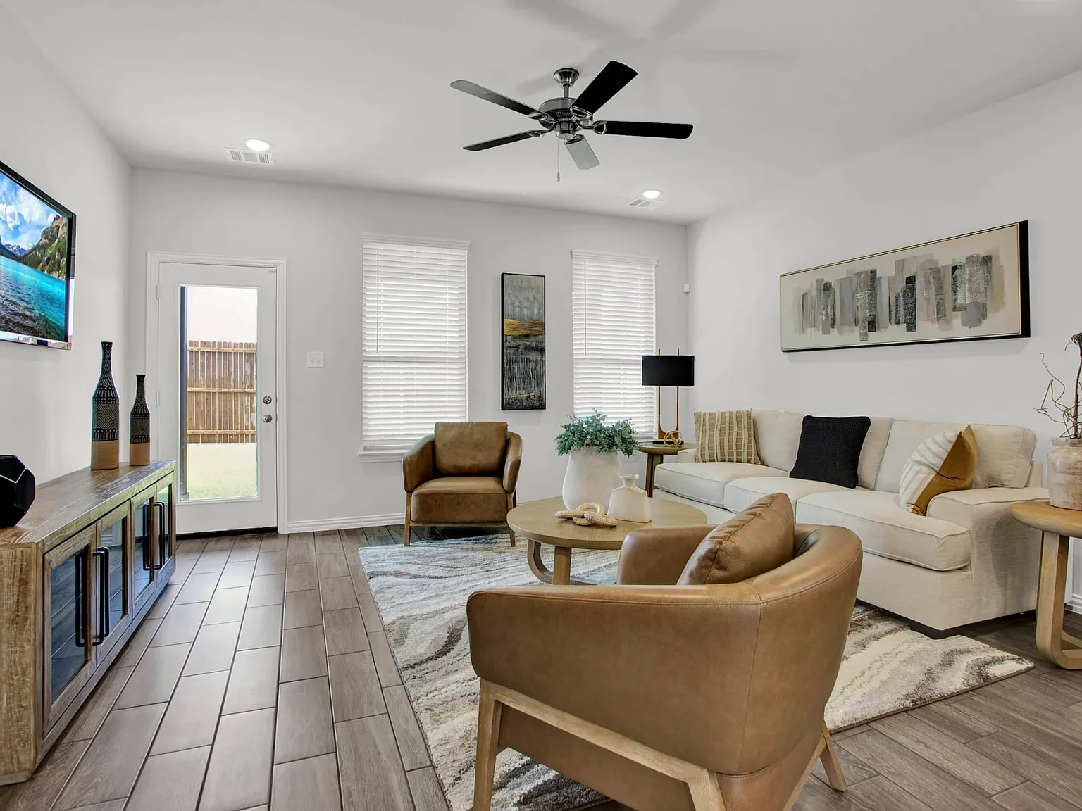 4 bed, 2526 sqft, $2,650 — Photo 2