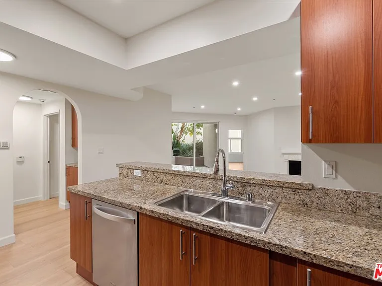620 S Gramercy Pl #122 — Photo 8