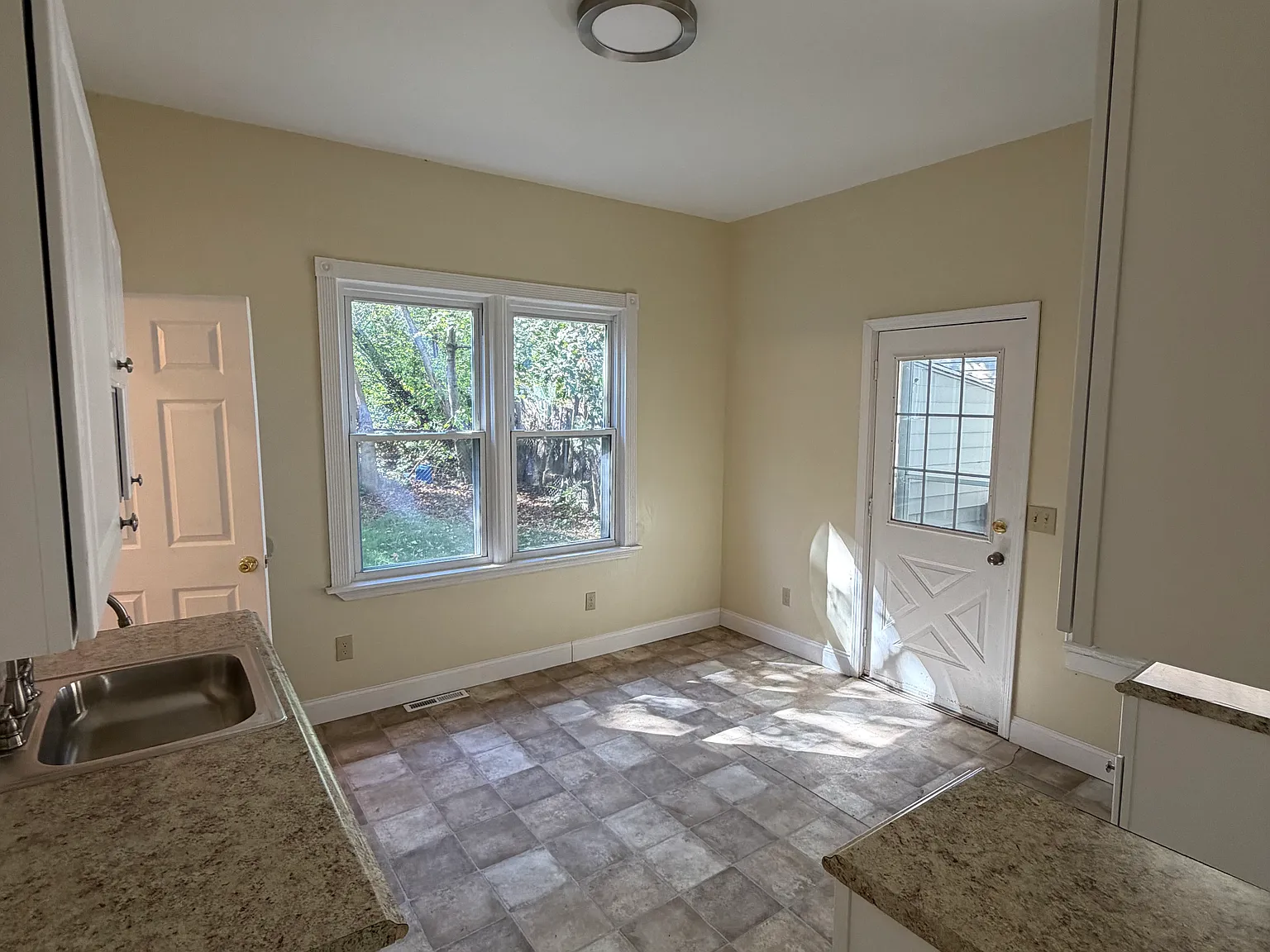 2 bed, $1,100 — Photo 1