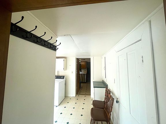4th image of 208 N Capron St