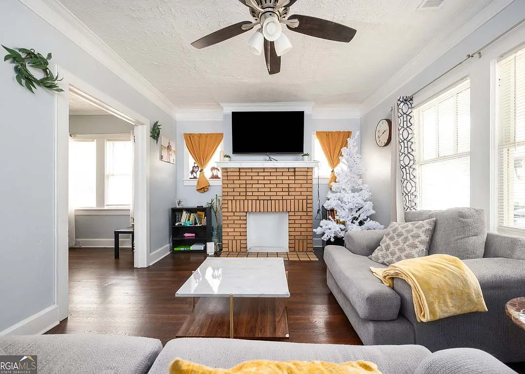3 bed, 1271 sqft, $2,100 — Photo 2