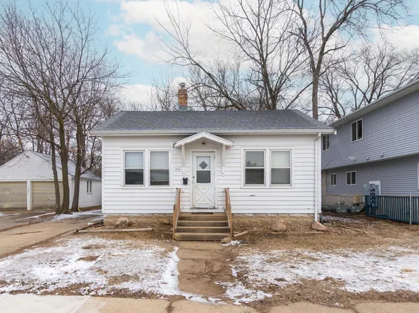 1003 W 20th St, Cedar Falls, IA 50613