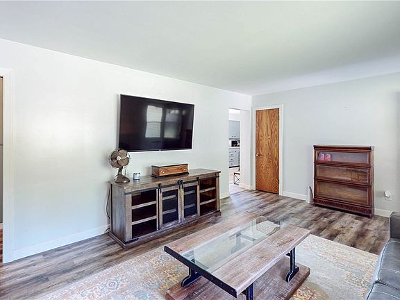 5th image of 411 Crestwood Dr
