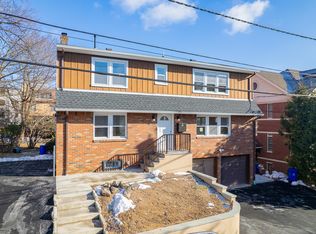 13 Casta Ln, Edgewater, NJ 07020