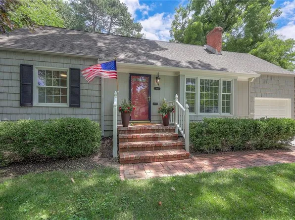 7481 Village Dr, Prairie Village, KS 66208