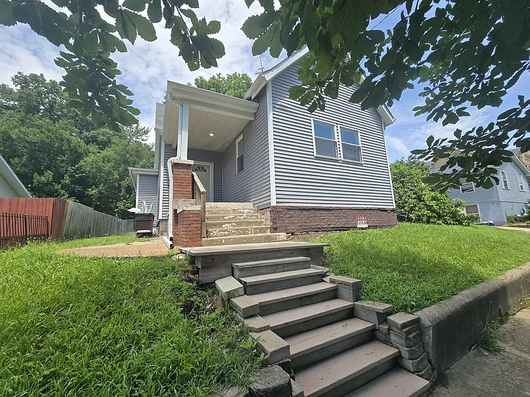 1213 NE Glendale Ave — Photo 1