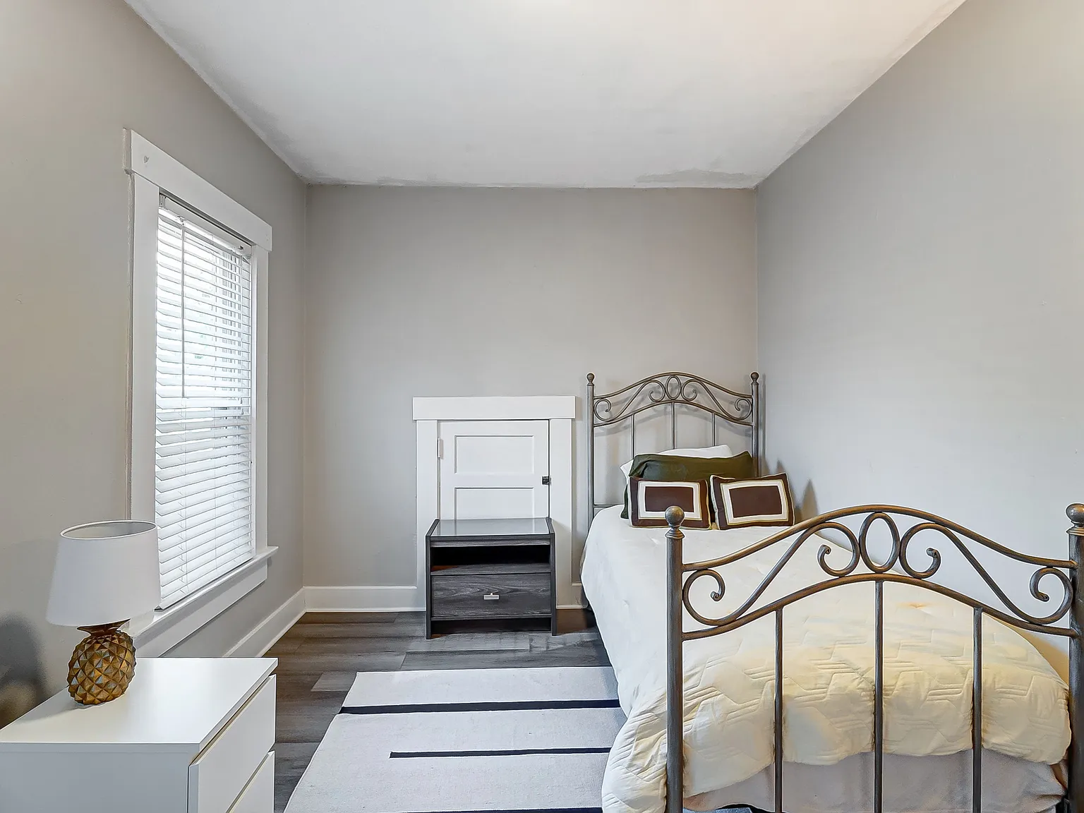 3 bed, 1.5 bath, 1632 sqft, $2,400 — Photo 2