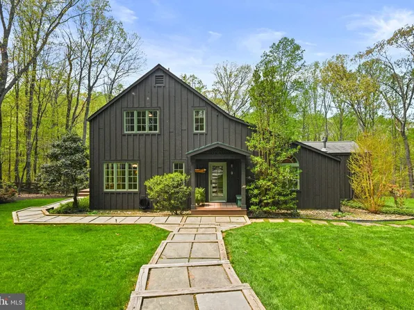 9126 Potomac Ridge Rd, Great Falls, VA 22066