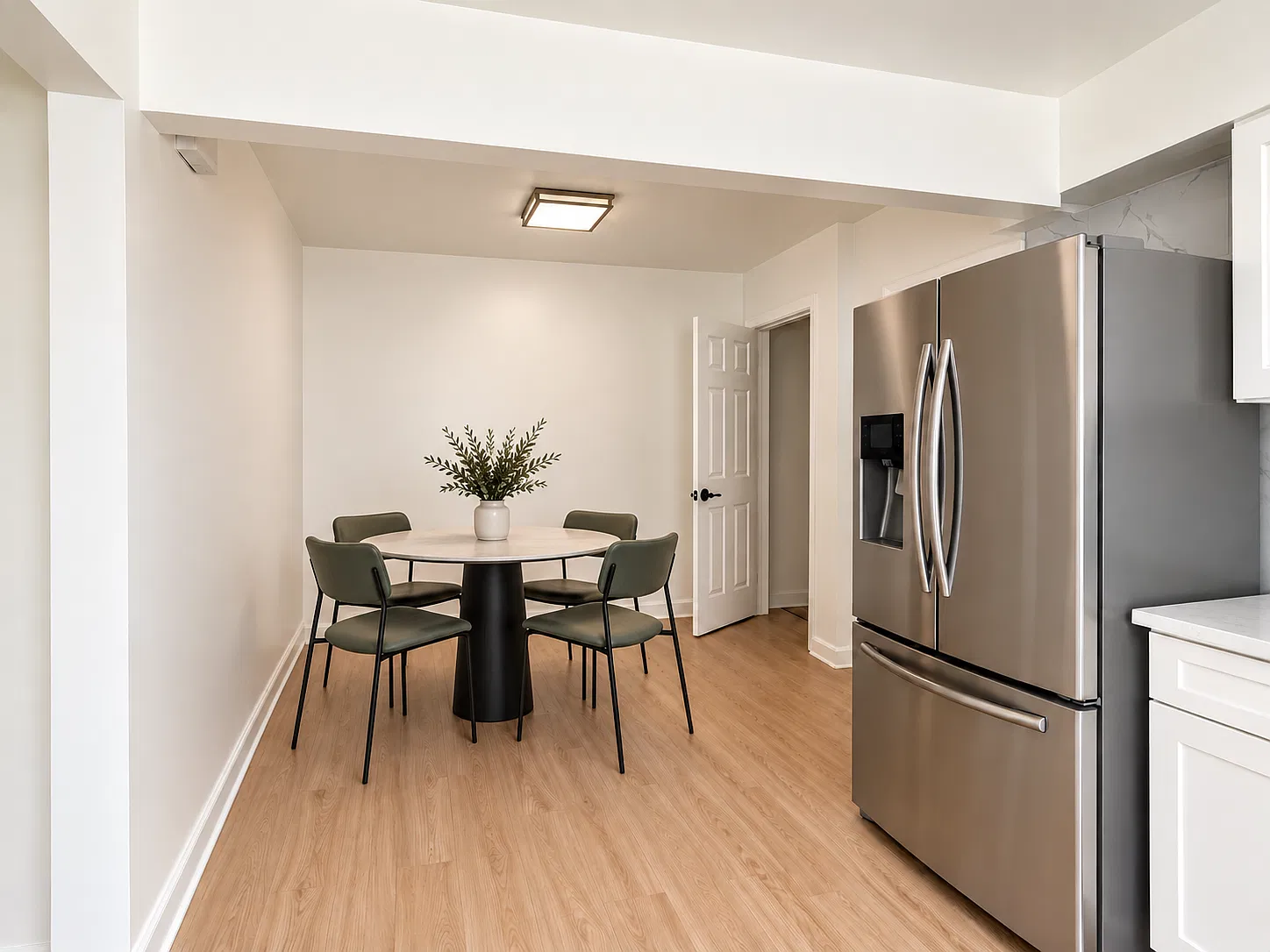 3 bed, 700 sqft, $3,400 — Photo 3