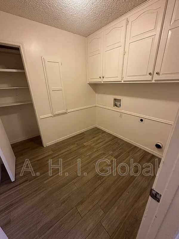 3 bed, 2.0 bath, 1818 sqft, $3,200 — Photo 3