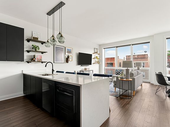 3rd image of 2646 W Augusta Blvd #3
