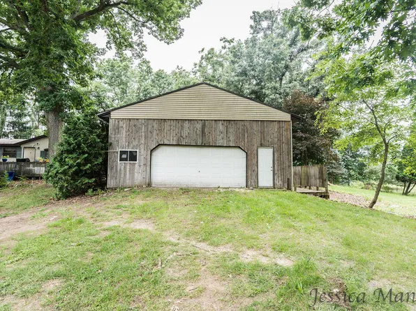 2565 W 40th St, Fremont, MI 49412