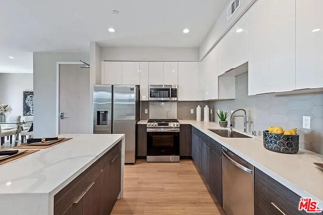 3 bed, 2.5 bath, 2039 sqft, $6,795 — Photo 2