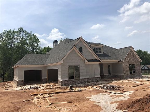 3rd image of 803 Lake Crest Dr