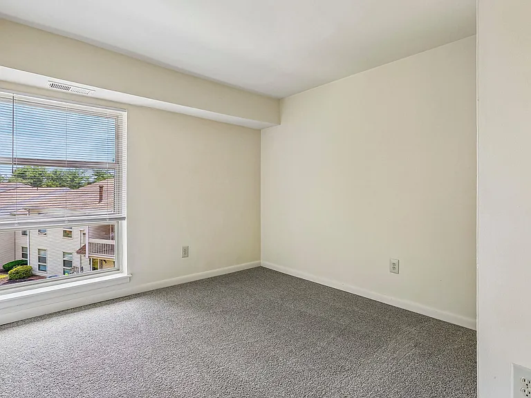 Plaza I Apartments — Photo 11
