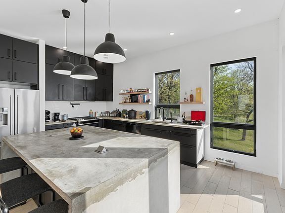 5th image of 2721 S Lakeview Dr #1