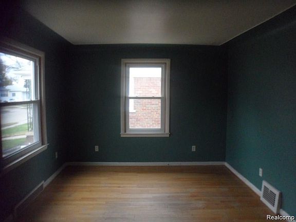 3rd image of 16207 Manchester Ave