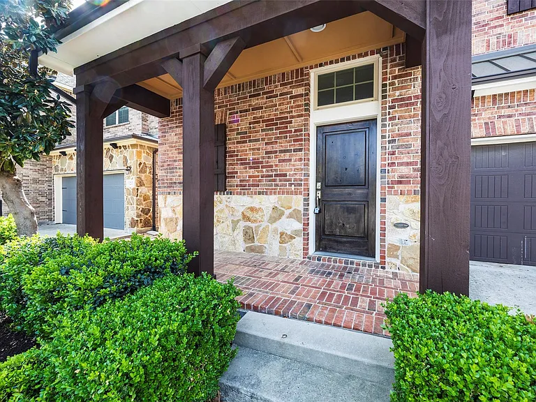 1217 Naples Dr — Photo 3