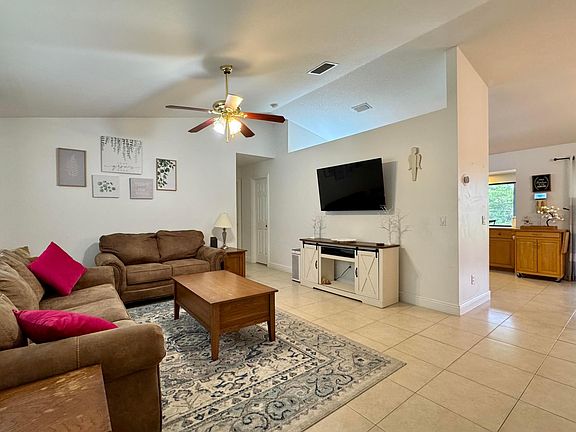 3rd image of 1833 SE Deming Avenue