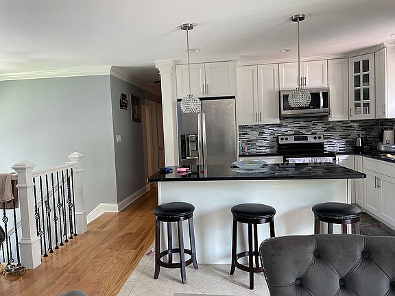 3rd image of 7 Linden Ln