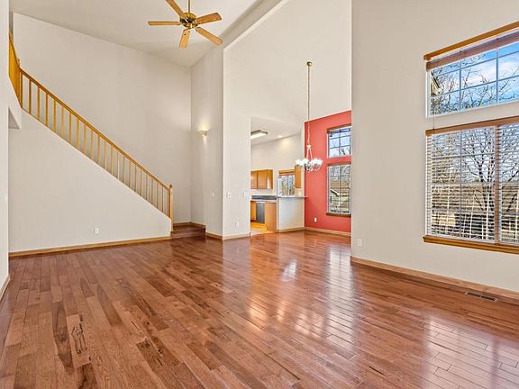 4th image of 389 Blackstone Cir