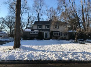 15 West Dr, Livingston, NJ 07039