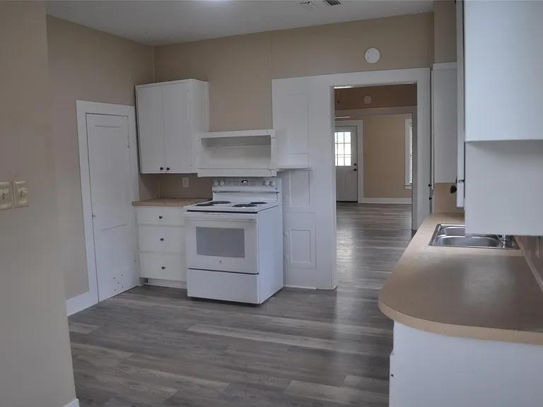 701 Clinton St — Photo 16