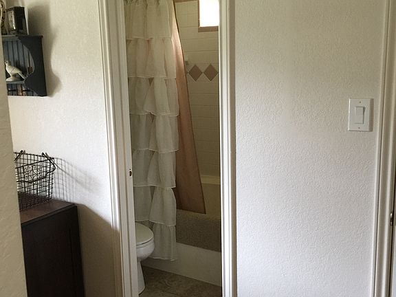 4th image of 611 Whispering Oaks Dr
