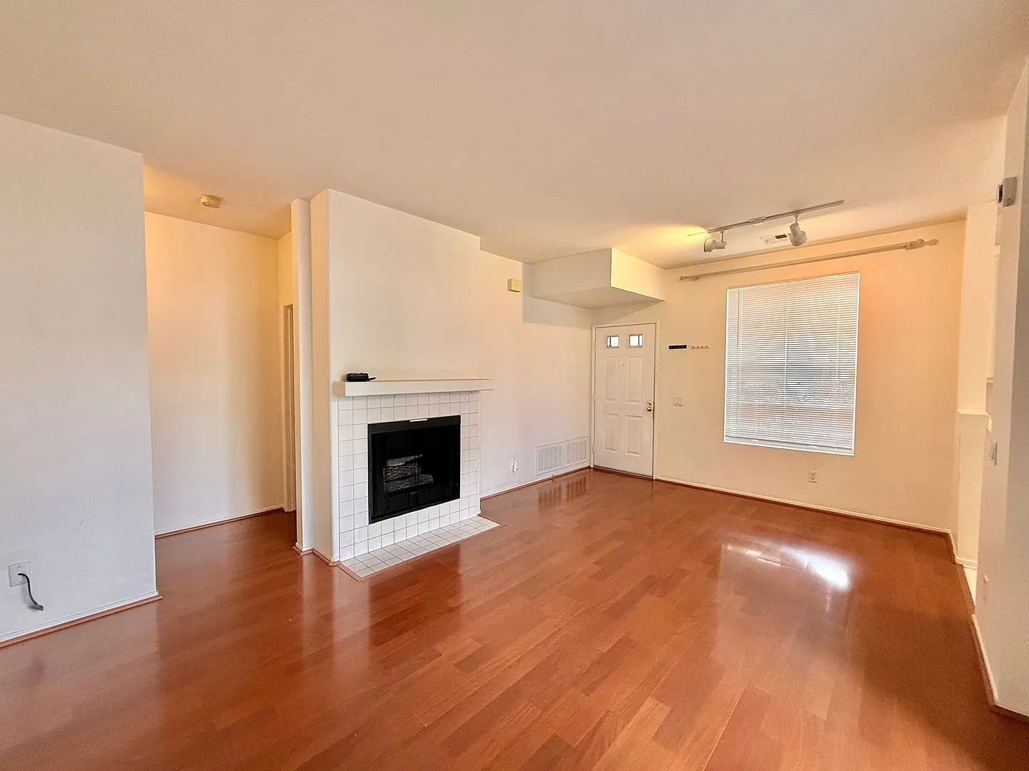 Spacious 2-Bedroom Condo with Dual Primary Suites in Rancho Bernardo — Photo 4