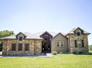 10106 Sunshine Dr, Mountain Grove, MO 65711