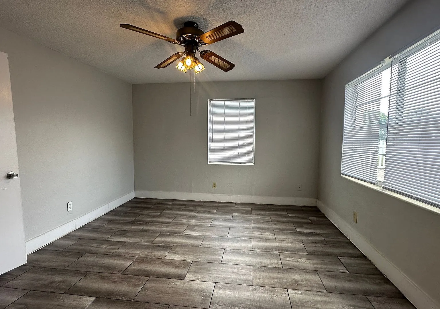 Spacious 3 Bed, 2 Bath Just Minutes from the Beach — Photo 4