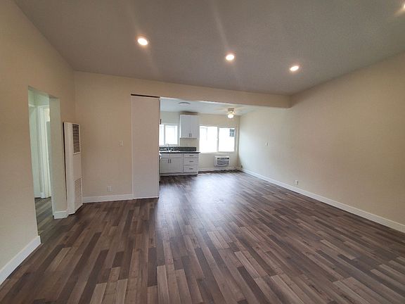 3rd image of 15480 Moorpark St #5