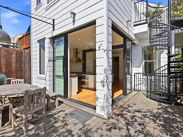 2570 Folsom St — Photo 30