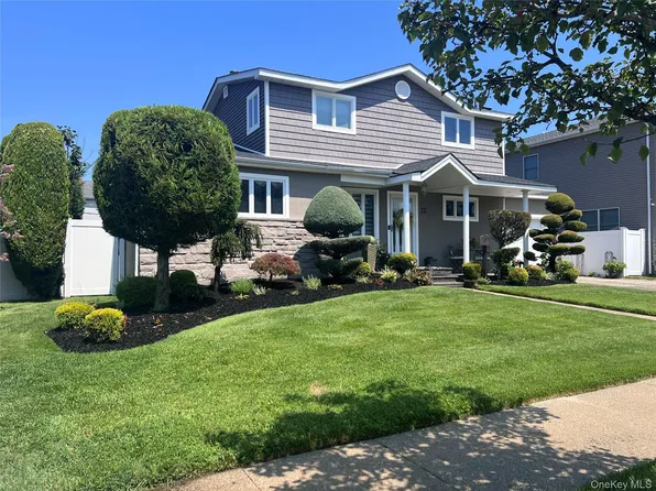 22 Peter Lane, Plainview, NY 11803