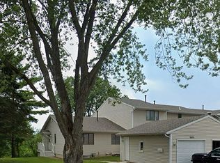 3035 Willowwood Dr, Bettendorf, IA