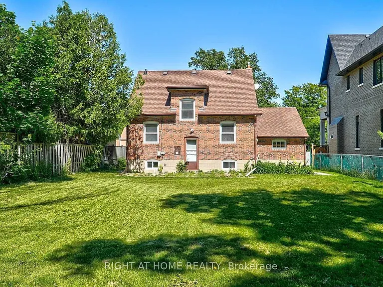 92 Lawrence Ave #UPPER — Photo 11
