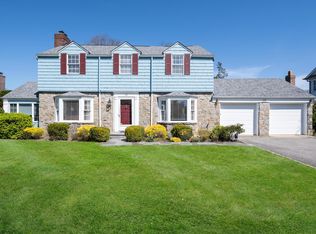 135 Northwoods Rd, Manhasset, NY 11030