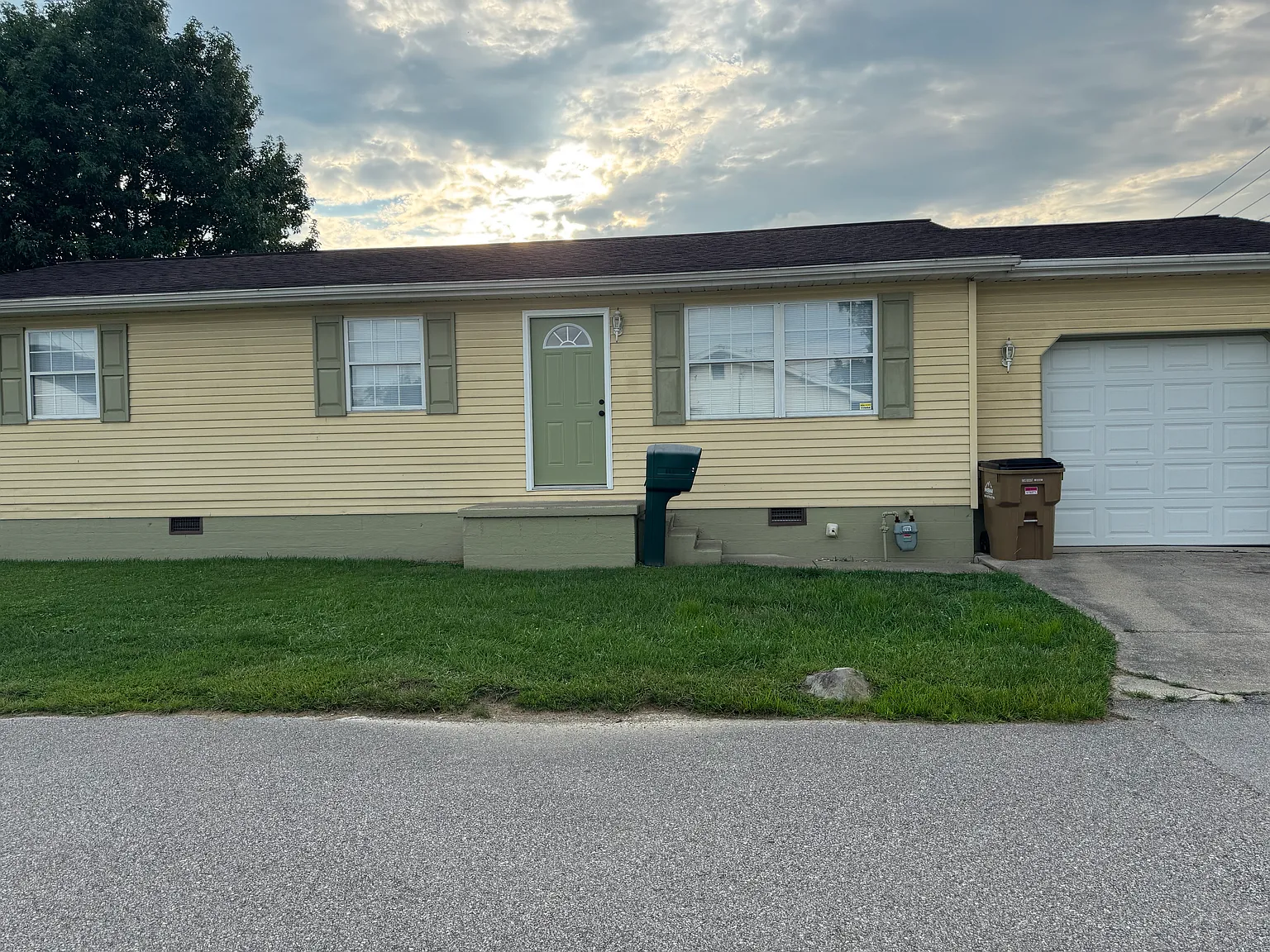 3 bed, 1056 sqft, $1,400 — Photo 1