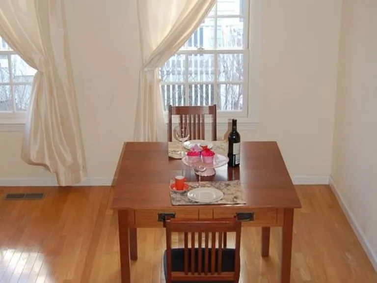 30 Russell Pl — Photo 3