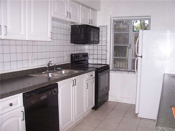 5th image of 2131 Calais Dr APT 2