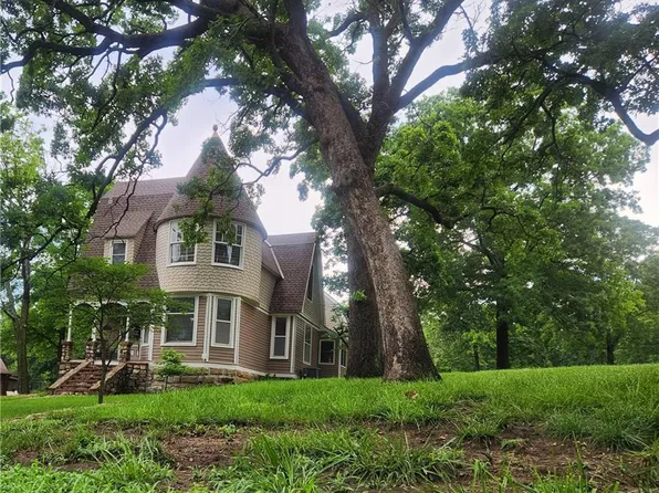 706 W Wall St, Harrisonville, MO 64701