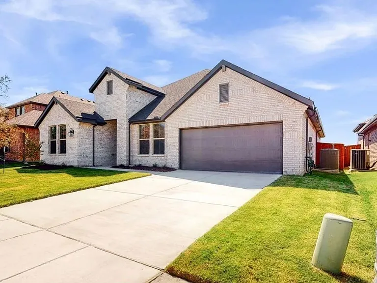 1432 Lawnview Dr — Photo 3